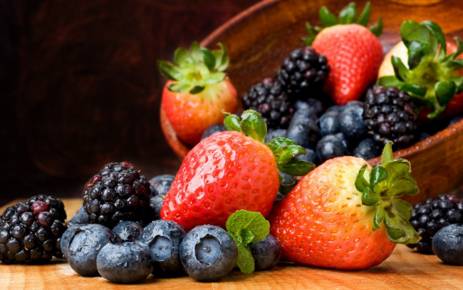 Обои картинки фото еда, фрукты, ягоды, лукошко, мокрые, ежевика, голубика, клубника