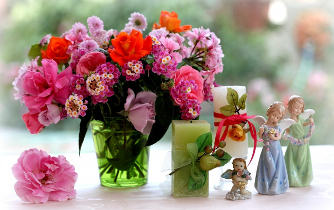 Обои картинки фото цветы, букеты, композиции, лантана, хризантемы, розы, ангелочки, фарфор, фигурки, свечи