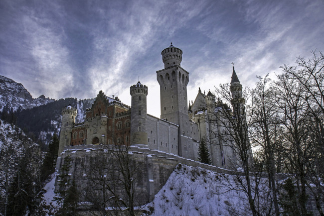 Обои картинки фото neuschwanstein castle,  bavaria,  germany, города, замок нойшванштайн , германия, neuschwanstein, castle, germany, bavaria, зима, деревья, горы, бавария, замок, нойшванштайн