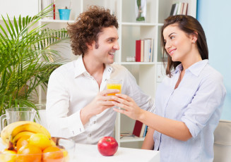 Картинка разное мужчина+женщина бананы апельсины лимон яблоко сок стакан цветок полки