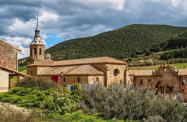 Обои картинки фото испания, города, - католические соборы,  костелы,  аббатства, трава, деревья, гора, облака