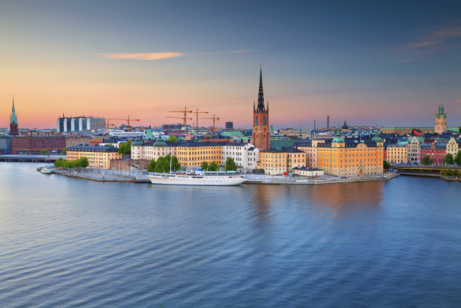 Обои картинки фото города, стокгольм , швеция, здания, sweden, gamla, stan, вода, riddarfjarden, bay, старый, город, гамла, стан, залив, риддарфьёрден, стокгольм, остров, риддархольмен, riddarholmen, набережная, stockholm, яхта