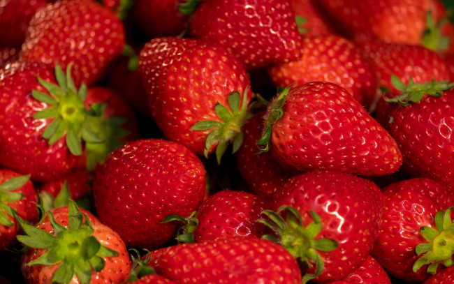 Обои картинки фото еда, клубника,  земляника, sweet, wood, fresh, strawberry, спелая, красные, berries, ягоды