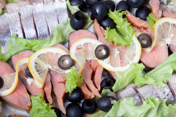 обоя еда, рыбные блюда,  с морепродуктами, маслины, селедка, лимон, зеленый, салат