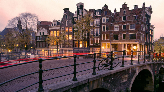 Обои картинки фото города, амстердам, нидерланды, мост, велосипед, вечер