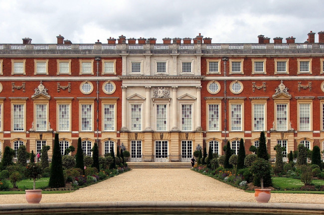Обои картинки фото дворец, хэмптон, корт, лондон, города, великобритания, окна, колонны, сад