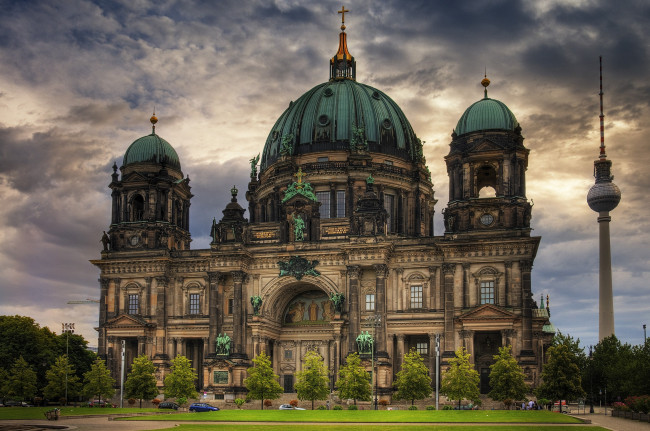 Обои картинки фото кафедральный, собор, берлина, германия, города, берлин, купола, огромный, скульптуры, крест