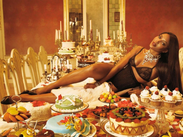 Обои картинки фото Naomi Campbell, девушки, , , белье, колье, браслет