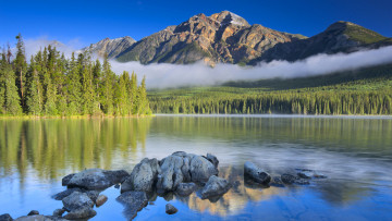 Картинка природа реки озера вершина камни лес деревья озеро горы облака небо