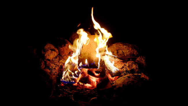 Обои картинки фото природа, огонь, костёр, дрова, ночь