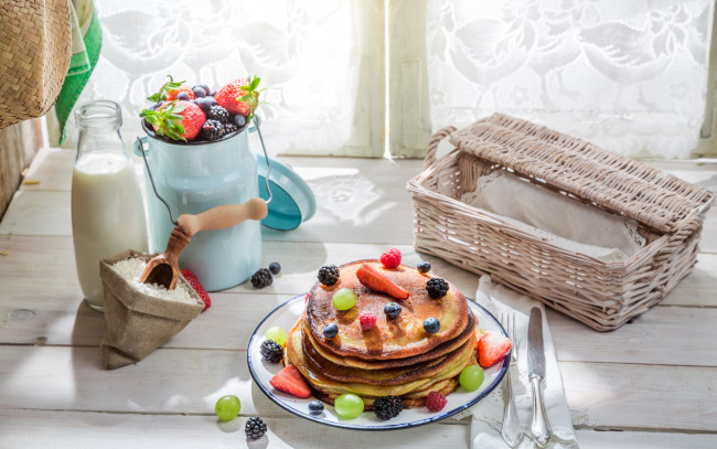 Обои картинки фото еда, блины,  оладьи, berries, breakfast, pancakes, завтрак, выпечка, milk, молоко, ягоды
