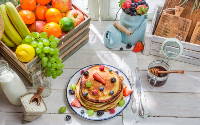 Обои картинки фото еда, блины,  оладьи, berries, breakfast, pancakes, фрукты, ягоды, выпечка, fruit