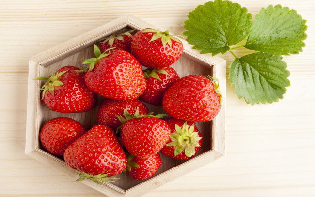 Обои картинки фото еда, клубника,  земляника, red, sweet, berries, fresh, красная, спелая, ягоды, strawberry