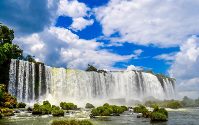 Обои картинки фото природа, водопады, бразилия, водопад, игуасу, облака, небо, кочки, brazil, iguazu, falls