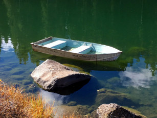 Картинка корабли лодки +шлюпки река лодка камни