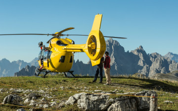 Картинка авиация вертолёты небо трава солнце пейзаж горы желтый камни люди скалы вертолет возвышенность