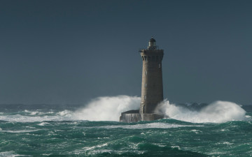 Картинка природа маяки море брызги шторм маяк башня
