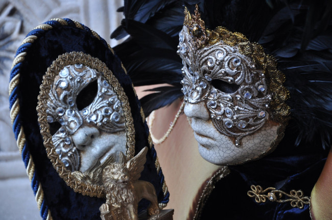 Обои картинки фото разное, маски,  карнавальные костюмы, зеркало, отражение, карнавал, маска