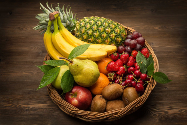 Обои картинки фото еда, фрукты,  ягоды, ананас, апельсин, яблоко, корзина, груша, виноград, клубника, киви, банан, черешня