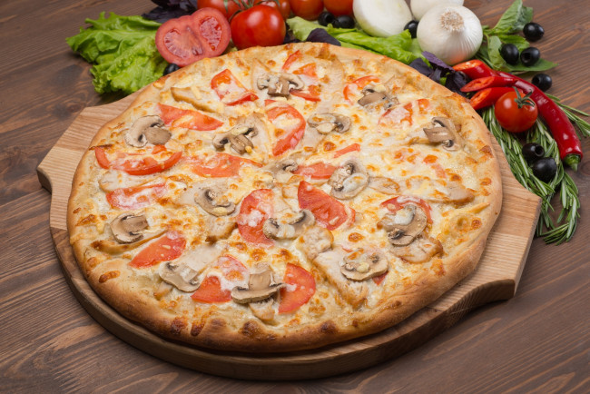 Обои картинки фото еда, пицца, помидоры, овощи, лук