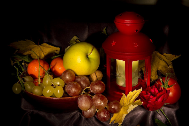 Обои картинки фото еда, натюрморт, виноград, яблоко, осень, листья, фонарь, натюрмотр, мандарины, томаты, помидоры