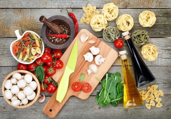 Обои картинки фото еда, разное, масло, помидоры, грибы, шпинат, макароны, томаты