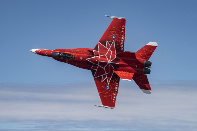 Обои картинки фото mcdonnell douglas f, a-18 hornet, авиация, боевые самолёты, mcdonnell, douglas, ввс, канада, fa18, hornet, красный