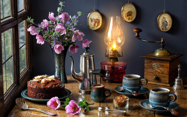 Обои картинки фото еда, натюрморт, торт, кофе, лампа, букет, кофемолка
