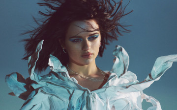 Картинка девушки joey+king шатенка лицо ветер блузка