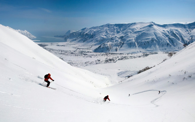 Обои картинки фото спорт, лыжный, снежные, холмы, спуск, склоны, снег, горы, долина, скорость, лыжи, лыжники