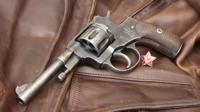 Обои картинки фото оружие, револьверы, значок, наган, серп, и, молот, звезда, револьвер, кожанка