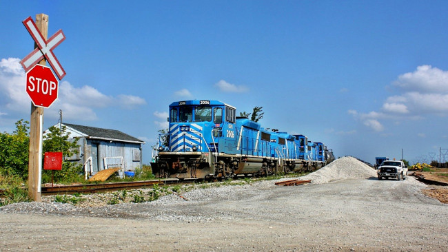 Обои картинки фото техника, поезда, рельсы, насыпь, переезд, знак, поезд