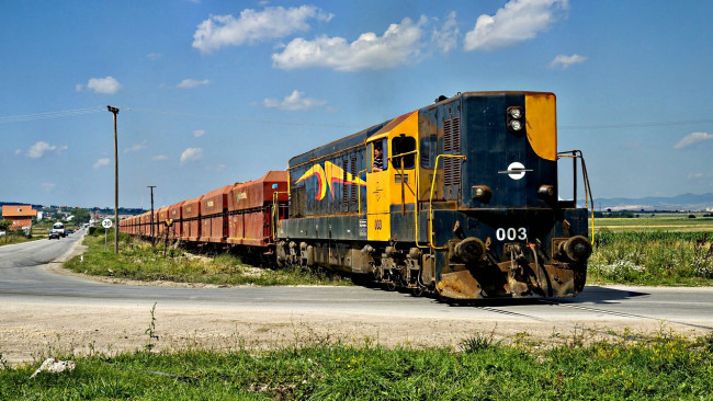 Обои картинки фото техника, поезда, железная, дорога, переезд, локомотив, грузовой, состав