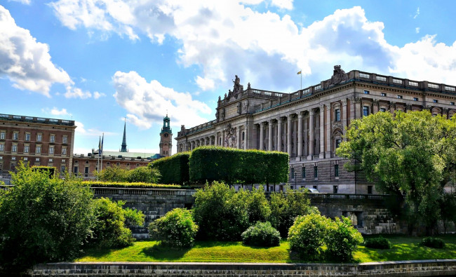 Обои картинки фото riksdagshuset, города, стокгольм, швеция, город, парк, деревья, кустарник, здание, парламент