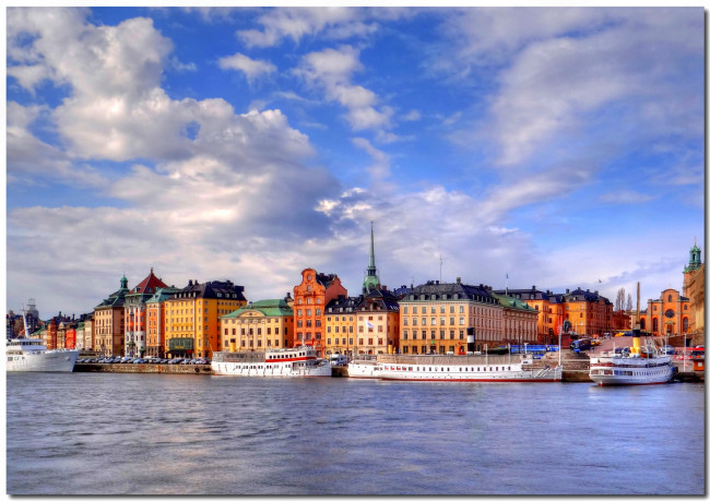 Обои картинки фото stockholm, view, at, gamla, stan, города, стокгольм, швеция, город, река, набережная, причал, суда