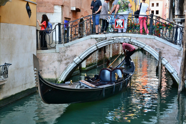 Обои картинки фото корабли, лодки,  шлюпки, венеция, мост, гондола, каналы