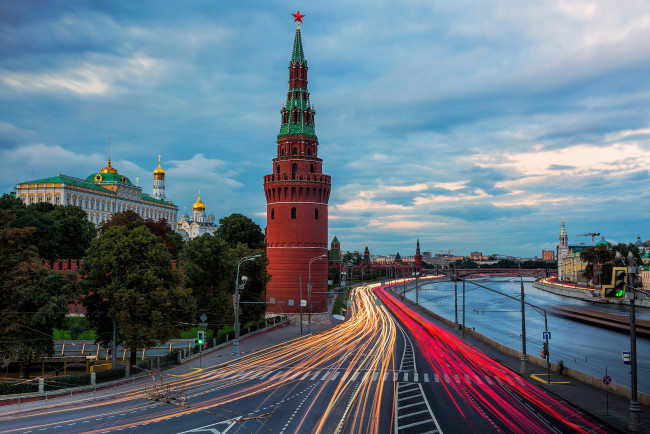 Обои картинки фото kremlin traffic, города, москва , россия, набережная