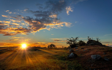 Картинка природа восходы закаты рассвет лучи солнце облака небо деревья камни трава поле