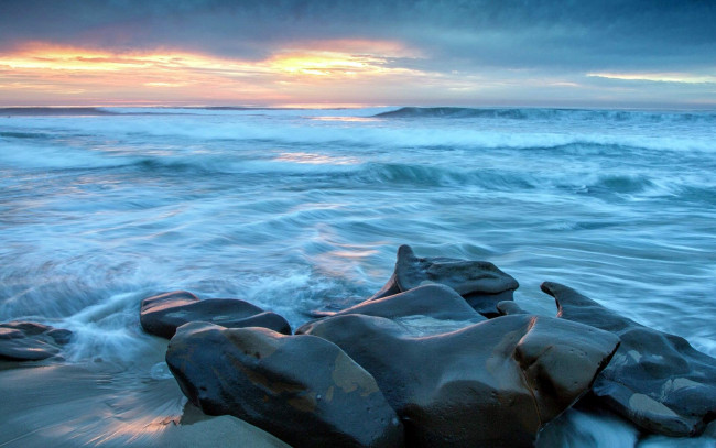 Обои картинки фото природа, побережье, море, камни, берег, закат, тучи