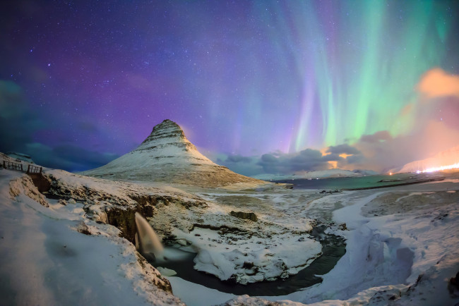 Обои картинки фото природа, северное сияние, северное, сияние, звезды, небо, ночь, зима, снег, водопад, ручей, гора, kirkjufell, исландия