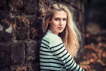 Картинка девушки eva+mikulski стена свитер блондинка ева микульски модель