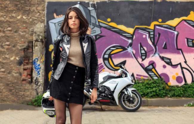 Обои картинки фото девушки, - брюнетки,  шатенки, девушка, шлем, мотоцикл, хонда, граффити