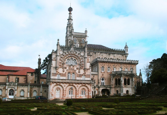 Обои картинки фото дворец, букасо, португалия, города, дворцы, замки, крепости, розовый, шпиль, арки, окна, bussaco palace hotel, mealhada, portugal