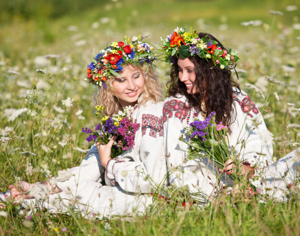 Обои картинки фото -Unsort Группа девушек, девушки, unsort, группа, девушек, цветочные, венки, взгляд, луговые, цветы, украина, национальная, одежда, красавицы