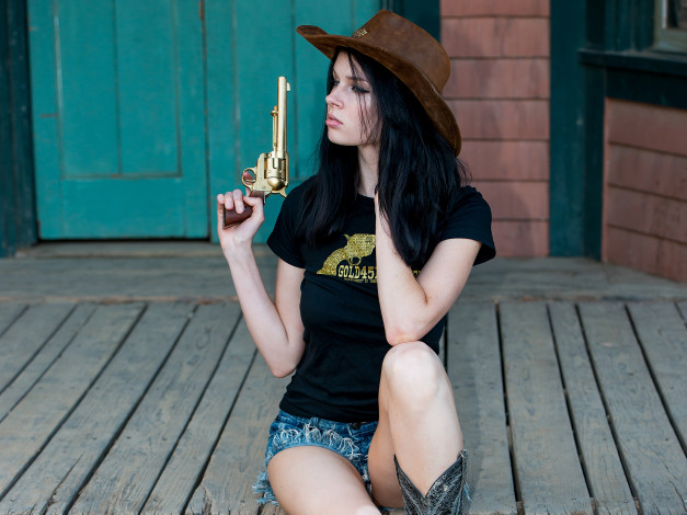 Обои картинки фото -Unsort Девушки с оружием, девушки, unsort, оружием, крыльцо, шорты, шляпа, футболка, револьвер