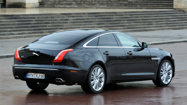 Обои картинки фото jaguar, xj, автомобили, великобритания, класс-люкс, land, rover, ltd, легковые