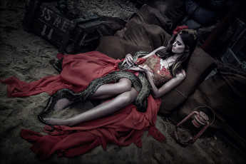 Картинка девушки -+креатив +косплей девушка модель креатив косплей cosplay платье красное змея война ящик патроны бутылка брюнетка зелёная разруха