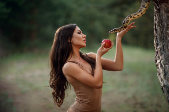 Картинка девушки -+креатив +косплей девушка модель креатив косплей cosplay змея брюнетка причёска взгляд дерево ева яблоко