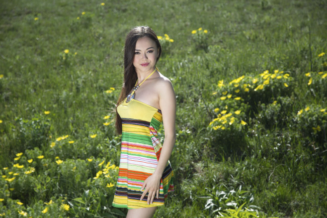 Обои картинки фото девушки, li moon, поле, азиатка, цветы