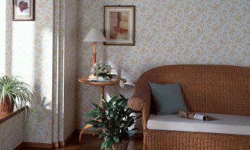 Картинка интерьер гостиная диван картина цветы столик торшер